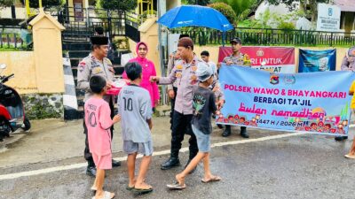 Polri Untuk Masyarakat, Ramadhan Penuh Berkah Polsek Wawo Berbagi Takjil kepada Warga dan Pengendara