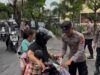 Biddokkes Polda NTB Bagi Takjil untuk Ojol dan Pengendara