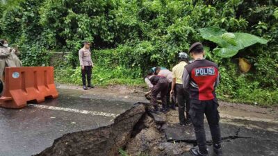 Jalan Utama Buwun Mas Amblas, Polisi Arahkan Jalur Alternatif