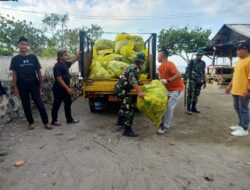 Sinergi Warga dan TNI Bersihkan Pantai Jelang Lebaran Ketupat