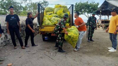 Sinergi Warga dan TNI Bersihkan Pantai Jelang Lebaran Ketupat