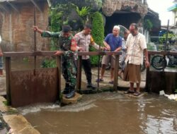 Hujan Deras Rendam Rumah Warga, Babinsa Sigap Bergerak