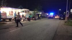 Polsek Rasanae Timur Amankan Sholat Tarawih dan Bubarkan Aksi Adu Lari Anak-Anak di Kelurahan Rabadom Barat