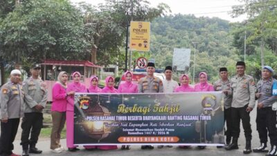 Polsek Rasanae Timur dan Bhayangkari Berbagi Takjil, Sampaikan Imbauan Tertib Lalu Lintas Secara Humanis