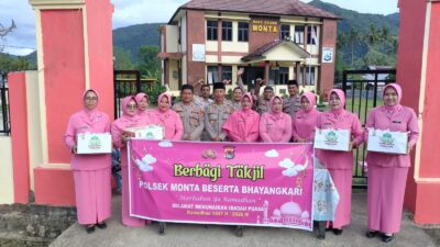 Indahnya Kebersamaan, Polsek Monta dan Bhayangkari Polres Bima Kabupaten Bagikan Takjil Berbuka Puasa Bagi Masyarakat