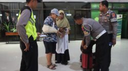 Sat Lantas Polres Sumbawa Fasilitasi Perdamaian dan Kawal Kepulangan WNA Rusia Korban Laka Lantas