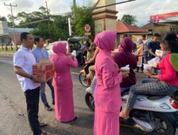 Wujud Kepedulian di Bulan Ramadan, Sat Reskrim dan Bhayangkari Polres Bima Kota Berbagi Takjil Gratis