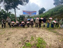 Hari Pertama di Bima, Kapolres AKBP Mubiarto Banu Kristanto Langsung Pimpin Penanaman Jagung Serentak