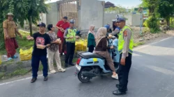 Aksi Humanis Polres Lombok Barat Jaga Kelancaran Berbagi Takjil di Dasan Geres Saat Ngabuburit Ramadan