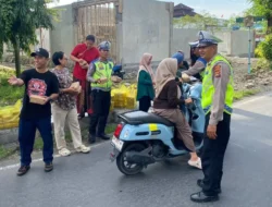 Aksi Humanis Polres Lombok Barat Jaga Kelancaran Berbagi Takjil di Dasan Geres Saat Ngabuburit Ramadan
