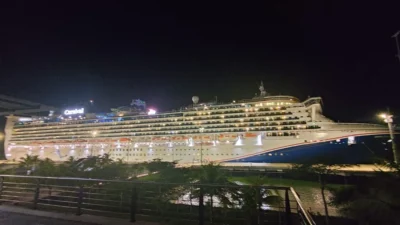 Lombok Kembali Mendunia, Kapal Pesiar Raksasa Carnival Encounter Sandar di Pelabuhan Gili Mas Bawa Ribuan Wisatawan