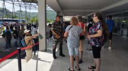 Babinsa Beri Arahan Humanis Sambut Wisatawan Kapal Pesiar