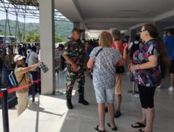 Babinsa Beri Arahan Humanis Sambut Wisatawan Kapal Pesiar