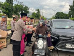 Kapolres Bima Kota Bersama Ketua Bhayangkari Cabang Bima Kota Berbagi Takjil kepada Masyarakat