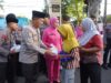 Sore Ramadhan di Mataram, Kapolda NTB Berbagi Takjil untuk Warga