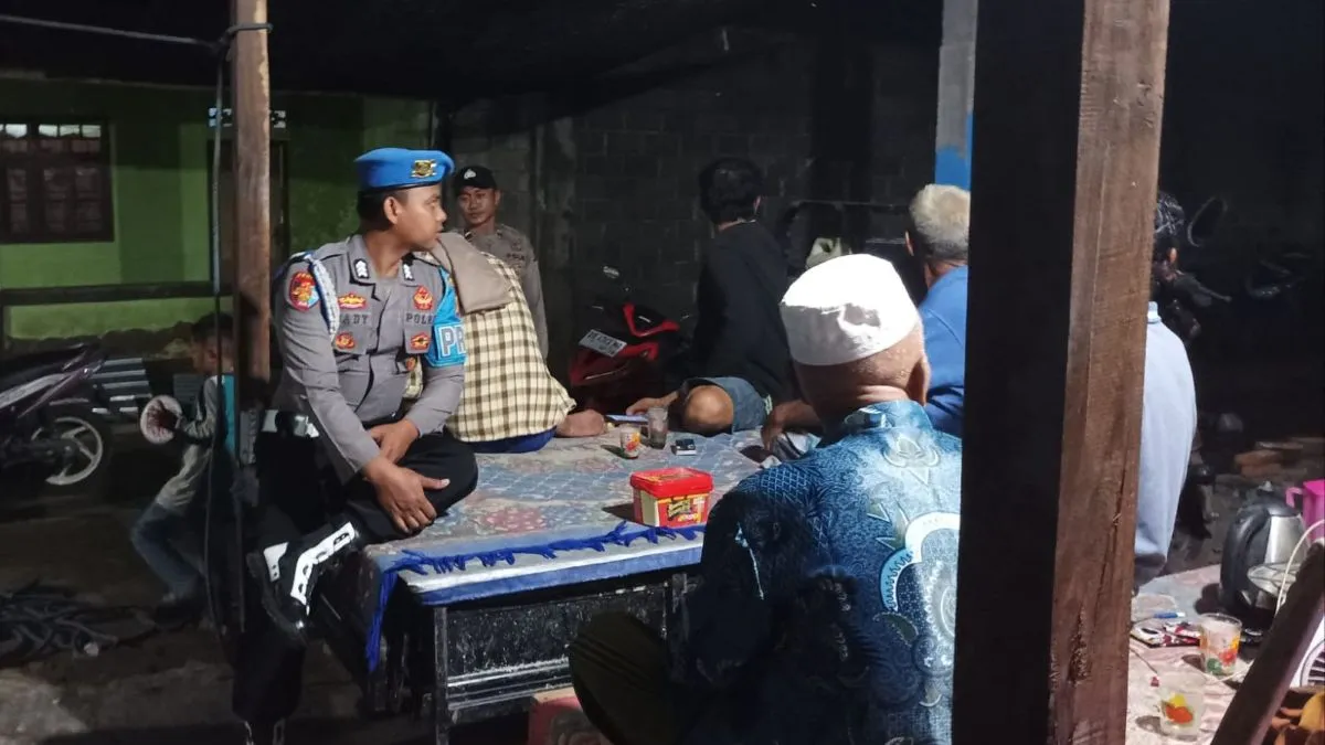 Lombok Barat, NTB - Dalam rangka memelihara situasi keamanan dan ketertiban masyarakat (Kamtibmas) yang kondusif, jajaran Kepolisian Sektor (Polsek) Lembar konsisten melaksanakan kegiatan rutin yang ditingkatkan melalui patroli dialogis. Langkah preventif ini menyasar sejumlah titik rawan dan area pemukiman padat penduduk guna mengantisipasi potensi tindak kriminalitas maupun gangguan sosial lainnya di wilayah hukum Polres Lombok Barat. Pada Senin malam, 09 Maret 2026, intensitas pengamanan difokuskan di kawasan perumahan dan titik kumpul warga, khususnya di Dusun Baru Samban, Desa Lembar Selatan, Kecamatan Lembar. Kegiatan yang dimulai pada pukul 23.00 WITA ini melibatkan personel piket yang terjun langsung menyapa masyarakat guna memberikan rasa aman di tengah waktu istirahat malam. Komitmen Polri dalam Menjamin Keamanan Masyarakat Kapolres Lombok Barat, Polda NTB, AKBP Yasmara Harahap, S.I.K., M.Si., melalui Kapolsek Lembar, Ipda Ruslan, S.H., menegaskan bahwa patroli KRYD (Kegiatan Rutin Yang Ditingkatkan) merupakan instrumen penting bagi kepolisian untuk mendeteksi dini potensi gangguan keamanan. Kehadiran polisi di lapangan pada jam-jam rawan diharapkan mampu mempersempit ruang gerak pelaku kejahatan, seperti pencurian dengan pemberatan (Curat), pencurian dengan kekerasan (Curas), dan pencurian kendaraan bermotor (Curanmor). "Kami terus berkomitmen untuk hadir di tengah masyarakat, terutama pada jam istirahat malam, guna memastikan tidak ada celah bagi gangguan keamanan. Melalui patroli dialogis ini, personel kami tidak hanya sekadar melintas, tetapi juga membangun komunikasi dua arah dengan warga yang masih beraktivitas di luar rumah," ujar Ipda Ruslan, S.H. dalam keterangannya. Beliau menambahkan bahwa stabilitas keamanan di wilayah Lembar merupakan prioritas utama, mengingat wilayah ini juga menjadi salah satu gerbang penting transportasi di Kabupaten Lombok Barat. Dengan terciptanya situasi yang aman, masyarakat dapat beraktivitas dan beristirahat tanpa diselimuti rasa khawatir. Pelaksanaan Patroli Dialogis dan Himbauan Kamtibmas Operasi malam tersebut dilaksanakan secara mobile oleh tim yang terdiri dari Aipda I Wayan Sandiarta, Aipda I Gede Sadar, dan Brigadir Jumawan Hadi. Para personel menyisir jalanan desa hingga masuk ke area perumahan di Dusun Baru Samban. Dalam pelaksanaannya, petugas menemukan beberapa kelompok pemuda dan warga yang masih berkerumun di pos ronda maupun di pinggir jalan. Alih-alih memberikan tindakan represif, petugas mengedepankan pendekatan humanis melalui dialog. Petugas memberikan edukasi mengenai pentingnya menjaga kewaspadaan lingkungan secara mandiri dan saling mengingatkan antar tetangga jika melihat hal-hal yang mencurigakan. "Kami menghimbau masyarakat yang masih berkumpul untuk selalu menjaga kamtibmas guna antisipasi hal-hal yang merugikan serta mengganggu stabilitas keamanan. Kami juga mengingatkan agar warga tetap waspada terhadap kendaraan bermotor yang diparkir dan memastikan pintu rumah sudah terkunci dengan benar sebelum beristirahat," ungkap Ipda Ruslan menyampaikan arahan personel di lapangan. Edukasi semacam ini dinilai efektif karena masyarakat merasa dirangkul sebagai mitra kepolisian dalam menjaga keamanan lingkungan. Respon masyarakat di Desa Lembar Selatan pun sejauh ini sangat positif terhadap kehadiran petugas patroli di wilayah mereka. Hasil Pemantauan Wilayah Hukum Polsek Lembar Berdasarkan laporan hasil kegiatan yang berlangsung hingga dini hari tersebut, situasi di wilayah Dusun Baru Samban dan sekitarnya terpantau dalam keadaan aman, lancar, dan kondusif. Tidak ditemukan adanya kejadian menonjol maupun gangguan nyata yang meresahkan warga. Arus lalu lintas di seputaran wilayah hukum Polsek Lembar juga dilaporkan tetap terkendali. Pihak kepolisian berharap agar sinergitas antara Polri dan masyarakat terus diperkuat melalui pengaktifan kembali sistem keamanan lingkungan (Siskamling) di tingkat dusun. Dengan adanya kerja sama yang solid, segala bentuk potensi konflik maupun tindak pidana dapat dicegah lebih awal. Patroli KRYD ini dipastikan akan terus berlanjut secara rutin dengan jadwal dan sasaran lokasi yang dinamis mengikuti perkembangan situasi di lapangan.