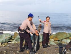 Personel Ditpolairud Polda NTB Tetap Laksanakan Bersih Pantai di Bulan Ramadhan