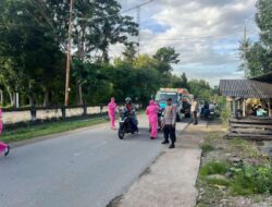 Polsek Moyo Hulu Bersama Bhayangkari Bagikan 100 Paket Takjil di Jalur Sumbawa-Lunyuk  