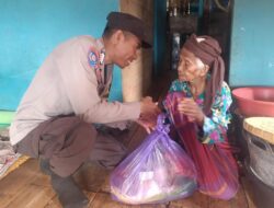 Pengabdian Tulus dan Peka Terhadap Sesama, Bhabinkamtibmas Polsek Woha Salurkan Bantuan Sosial Bagi Lansia di Desa Binaannya