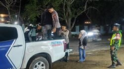 Personel Pos Yan Operasi Ketupat Rinjani Polres Bima Kabupaten Bantu Pemudik Yang Mengalami Pecah Ban