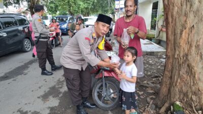 Dalam rangka meningkatkan kepedulian sosial di bulan suci Ramadhan serta mempererat hubungan dengan masyarakat, Polres Dompu melaksanakan kegiatan pembagian takjil kepada masyarakat yang melintas di depan Mako Polres Dompu, Senin (16/3/2026) sekitar pukul 16.30 WITA hingga selesai.  Kegiatan tersebut dipimpin oleh: AKP Saiful Anhar (Plh. Kabag Log) AKP Zuharis (Kasi Propam) AKP Rusdi (Kasikum) serta melibatkan anggota Bag Logistik dan anggota Provos Polres Dompu.  Pembagian takjil diberikan kepada para pengguna jalan, baik pengendara roda dua maupun roda empat yang melintas menjelang waktu berbuka puasa. Kegiatan ini disambut antusias oleh masyarakat yang merasa terbantu dan diapresiasi atas kepedulian dari jajaran Polres Dompu.  Di sela-sela kegiatan, personel juga menyampaikan imbauan kamtibmas dan kamseltibcarlantas kepada masyarakat agar senantiasa tertib berlalu lintas, mematuhi aturan di jalan raya, serta meningkatkan kewaspadaan, khususnya menjelang arus mudik Lebaran.  Adapun maksud dan tujuan dari kegiatan pembagian takjil ini adalah sebagai bentuk kepedulian Polri kepada masyarakat, mempererat silaturahmi, serta menciptakan situasi kamtibmas yang aman dan kondusif selama bulan Ramadhan.  Kapolres Dompu AKBP Sodikin Fahrojin Nur, S.I.K., melalui Kasi Humas IPTU I Nyoman Suardika menyampaikan bahwa kegiatan ini merupakan wujud nyata kehadiran Polri di tengah masyarakat.  “Kegiatan berbagi takjil ini bukan hanya sekadar berbagi makanan untuk berbuka puasa, tetapi juga sebagai sarana untuk menjalin kedekatan dengan masyarakat serta menyampaikan pesan-pesan penting terkait keamanan dan keselamatan, khususnya menjelang mudik Lebaran,” ungkapnya.  Lebih lanjut, ia berharap melalui kegiatan ini dapat menumbuhkan rasa kebersamaan serta meningkatkan kesadaran masyarakat akan pentingnya menjaga keamanan dan ketertiban di lingkungan masing-masing. Selama kegiatan berlangsung, situasi terpantau aman, tertib, dan lancar