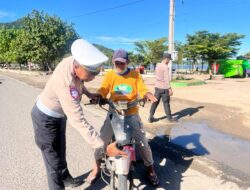 Personel Ops Ketupat Rinjani 2026 Himbau Keselamatan Berlalu Lintas di Pasar Amahami, “Mudik Aman Keluarga Bahagia”