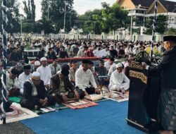 Kapolres Bima Kota Bersama Forkopimda dan Masyarakat Laksanakan Sholat Idul Fitri di Halaman Kantor Wali Kota