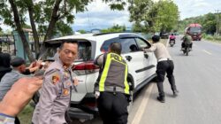 Grecep, Tidak Hanya Berjaga Petugas Pos Yan Polres Bima Kabupaten Dorong Mobil Warga Yang Mogok