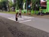 Anggota Piket Jaga Polsek Suela Laksanakan Rawan Pagi/Strong Point di Depan SDN 2 Suela