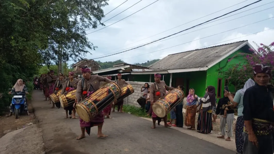Kawal Tradisi Sasak, Personel Polsek Sekotong Berhasil Amankan Rombongan Nyongkolan dari Praya