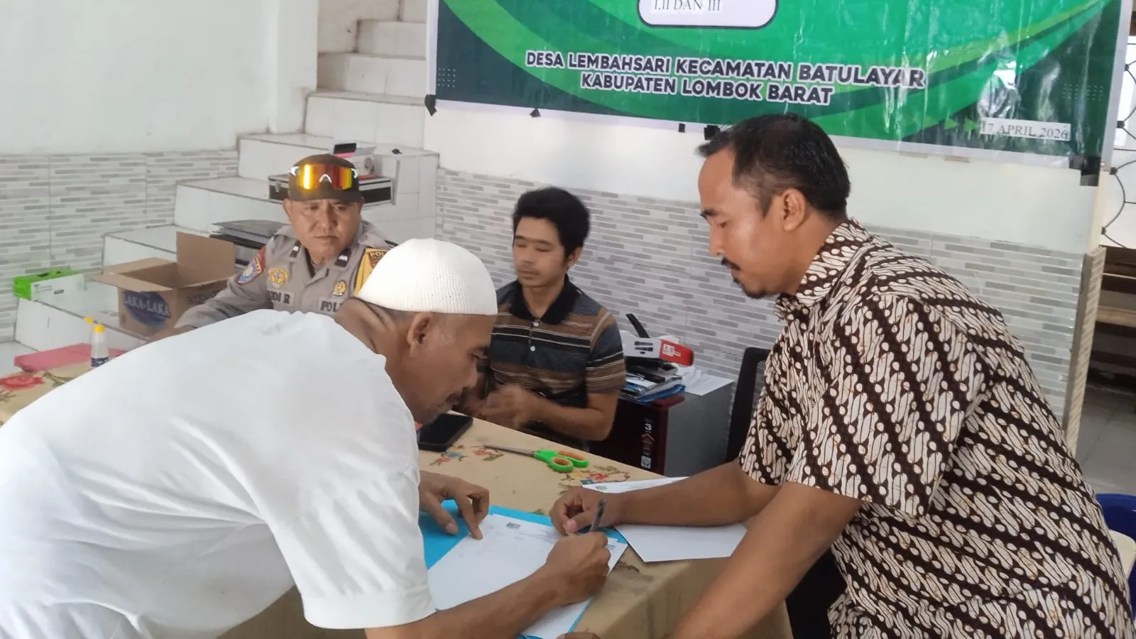 Polsek Batulayar Kawal Ketat Penyaluran BLT Dana Desa di Lembahsari: Pastikan Aman dan Tepat Sasaran