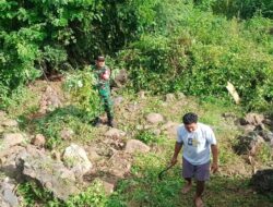 Babinsa Pimpin Aksi Bersih Sungai Sambut Pembangunan Jembatan