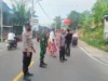 Jaga Keamanan Tradisi, Personel Polsek Lembar Amankan Prosesi Nyongkolan di Jalur Lintas Kabupaten