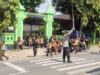 Personel Polsek Suela Laksanakan Pengaturan Lalu Lintas di Depan SDN 2 Suela