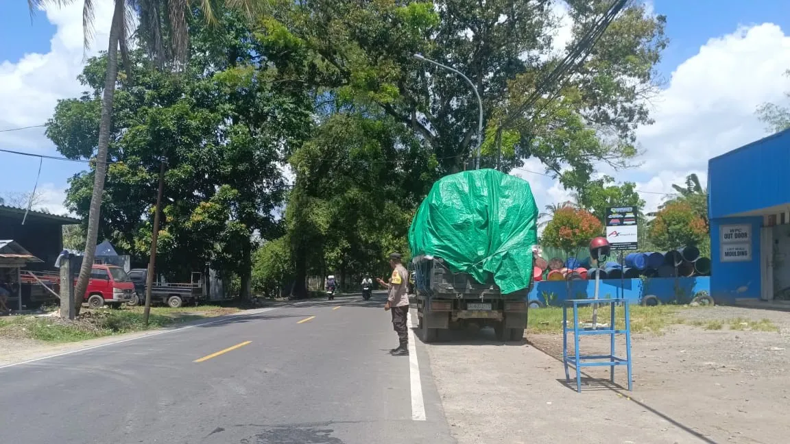 Sinergi Polri dan Bulog, Polsek Lembar Kawal Distribusi Jagung Demi Ketahanan Pangan