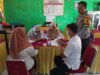 **Bhabinkamtibmas Desa Meraran Dampingi Screening Kesehatan Siswa, Wujud Sinergi Cegah Penyakit Tidak Menular**