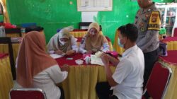 **Bhabinkamtibmas Desa Meraran Dampingi Screening Kesehatan Siswa, Wujud Sinergi Cegah Penyakit Tidak Menular**