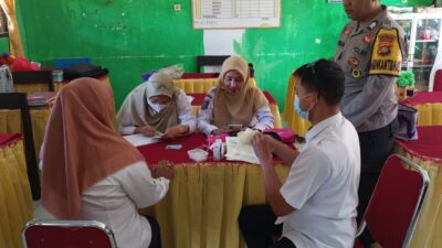 **Bhabinkamtibmas Desa Meraran Dampingi Screening Kesehatan Siswa, Wujud Sinergi Cegah Penyakit Tidak Menular**