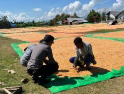 Bantu Kegiatan Petani di Desa Binaan, Bhabinkamtibmas Polsek Madapangga Sukseskan Program Ketahanan Pangan Nasional