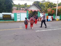 Pastikan Keamanan Siswa dan Pengguna Jalan, Personel Polsek Rhee Intensifkan Pengaturan Lalu Lintas