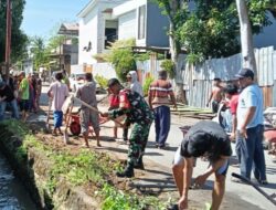 Babinsa dan Warga Jempong Barat Bersihkan Lingkungan Bersama