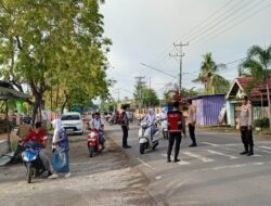Personel Polsek Woha Menggelar PAM Rawan Pagi di Depan SMAN I Woha
