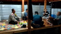 Bhabinkamtibmas Apitaik Sambangi Warga Saat Patroli Malam, Ajak Jaga Kamtibmas di Lingkungan SPPG