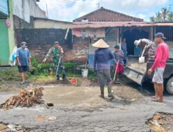 Semangat Kebersamaan TNI-Rakyat Perbaiki Akses Desa Langko