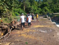 Sinergi Pasca Banjir, BKTM Desa Sempe dan Warga Kompak Bersihkan Sumbatan Kayu di Jembatan Berang Odong