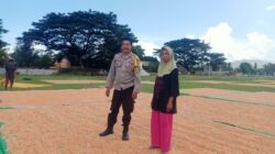 Bhabinkamtibmas Polsek Hu’u Pantau Penjemuran Jagung Warga, Dukung Ketahanan Pangan Nasional