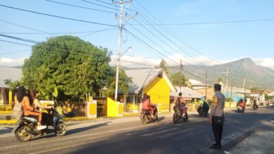 Prioritaskan Keselamatan Anak Sekolah, Personel Polsek Plampang Gelar Giat ‘Strong Point’ Pagi