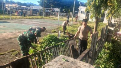 Personel Polsek Jereweh bersama Warga Gotong Royong Jaga Kebersihan Fasilitas Umum