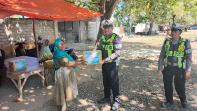 .”Polantas Menyapa” Dibalik Seragam Coklat dan Kopel Putih, Satlantas Polres Bima Kabupaten Salurkan Bantuan Sembako Bagi Warga Kurang Mampu