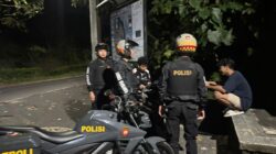 Jaga Keamanan Gerung, Polisi Bubarkan Kerumunan Pemuda di Jembatan Gantung Dini Hari
